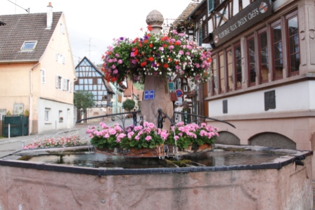 Piazza a Kintzheim con antica fontana